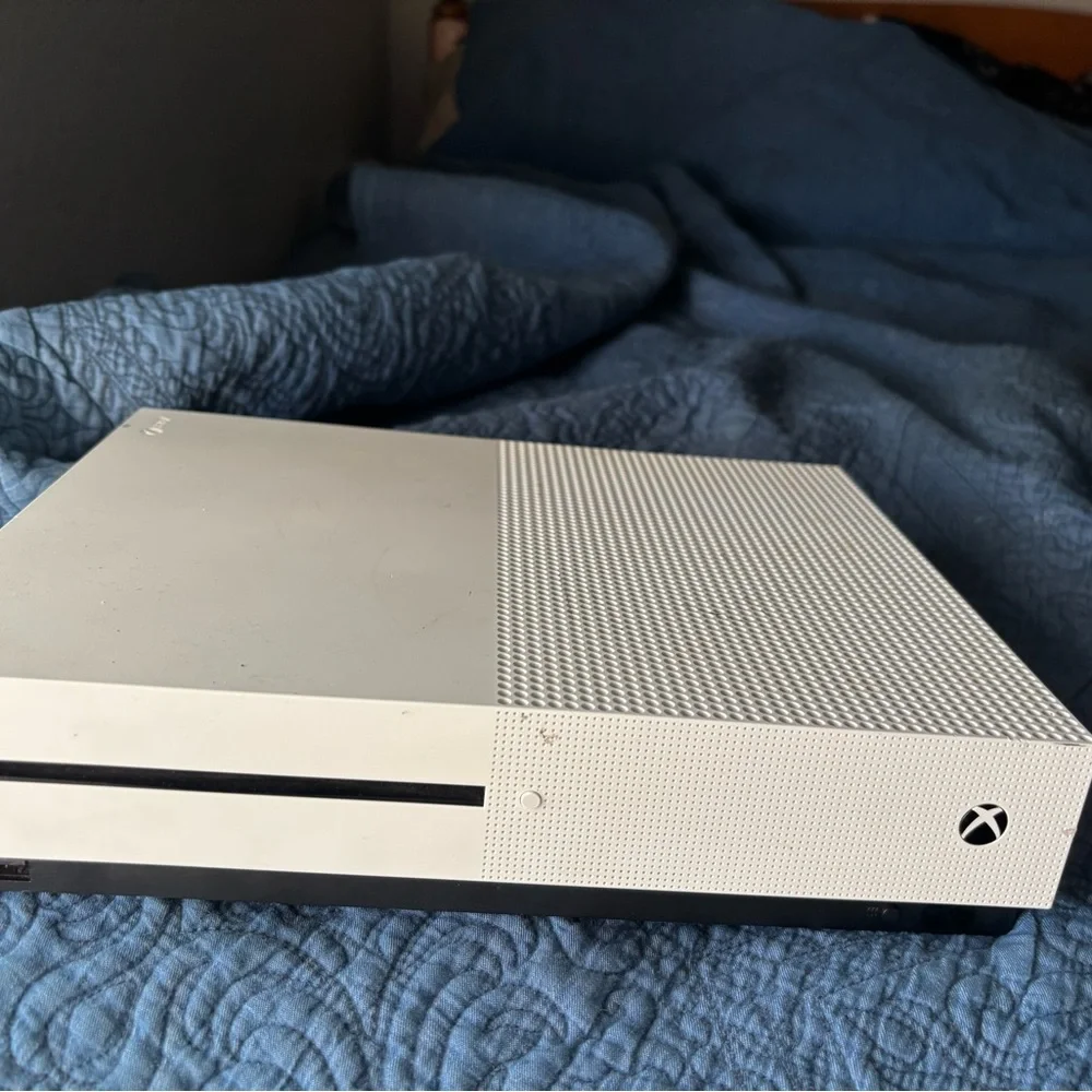 Xbox Console Comes with controller